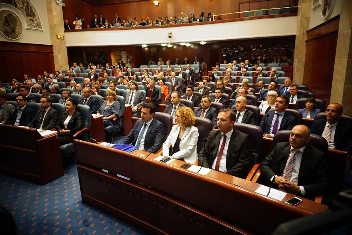 «Τρέχουν» οι Πρέσπες στα Σκόπια: Σε κλίμα αποσταθεροποίησης η συζήτηση για αναθεώρηση του Συντάγματος – Από τους Αλβανούς εξαρτάται το αποτέλεσμα